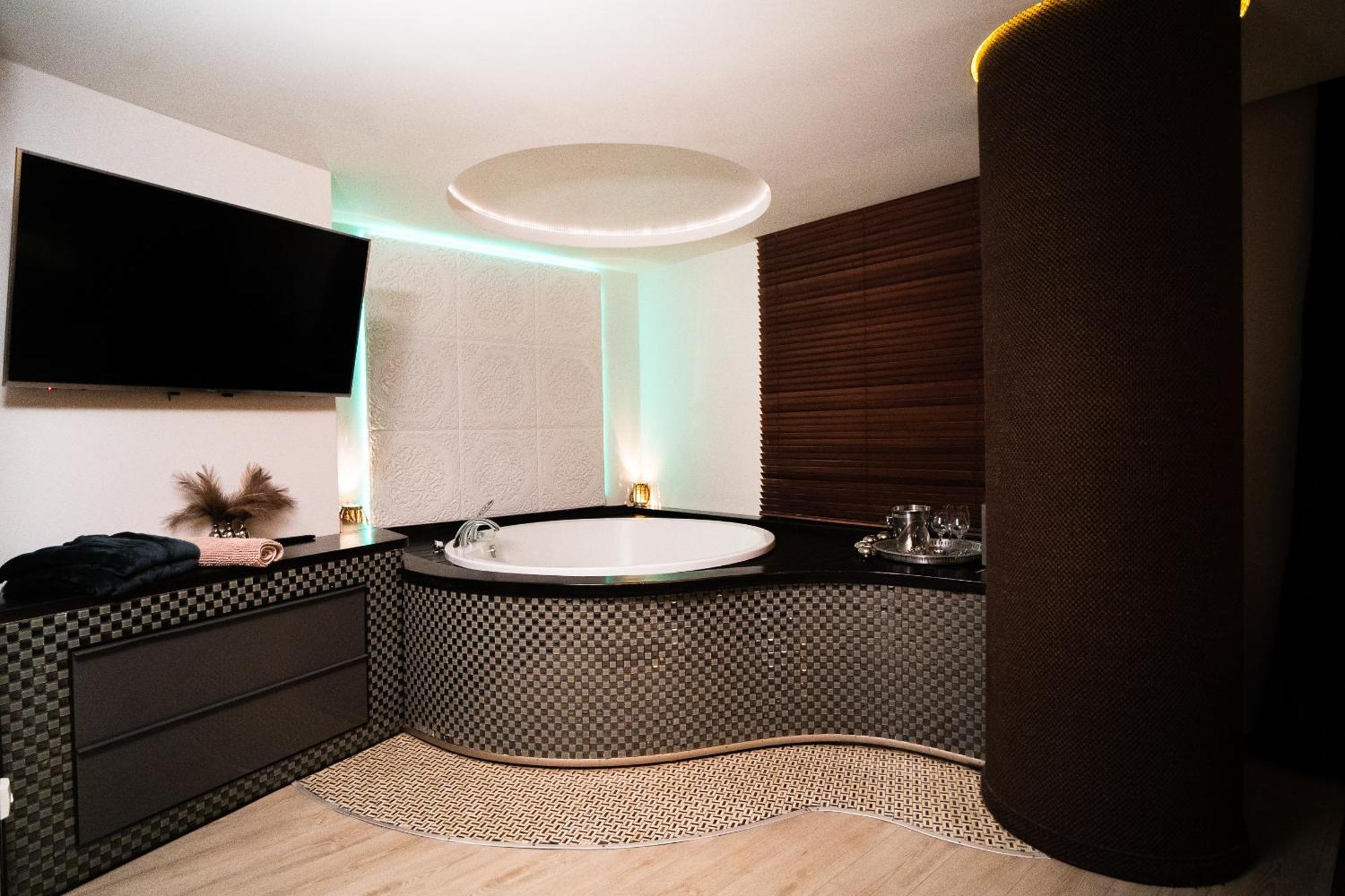 Apartments With Jaccuzi Vilnius Bagian luar foto